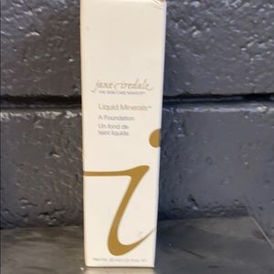 Liquid mineral make up